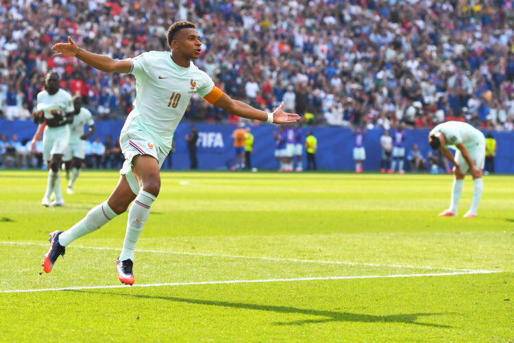 France cruises into semifinal
